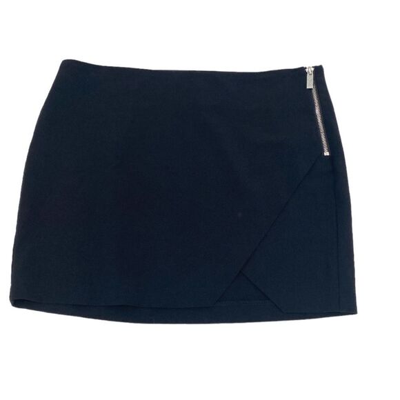 Guess Front Split Solid Black Mini Skirt Size Small - Picture 5 of 11